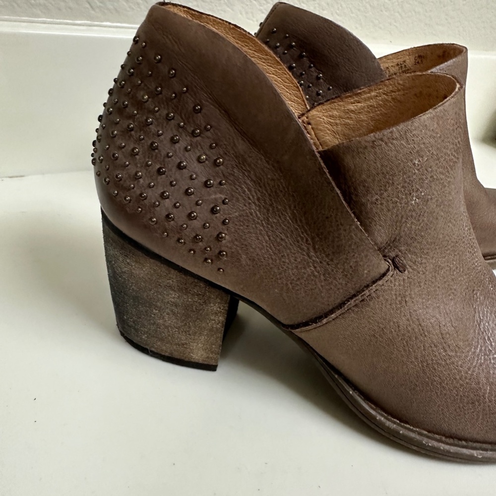 shoes - Picture 2 of 3